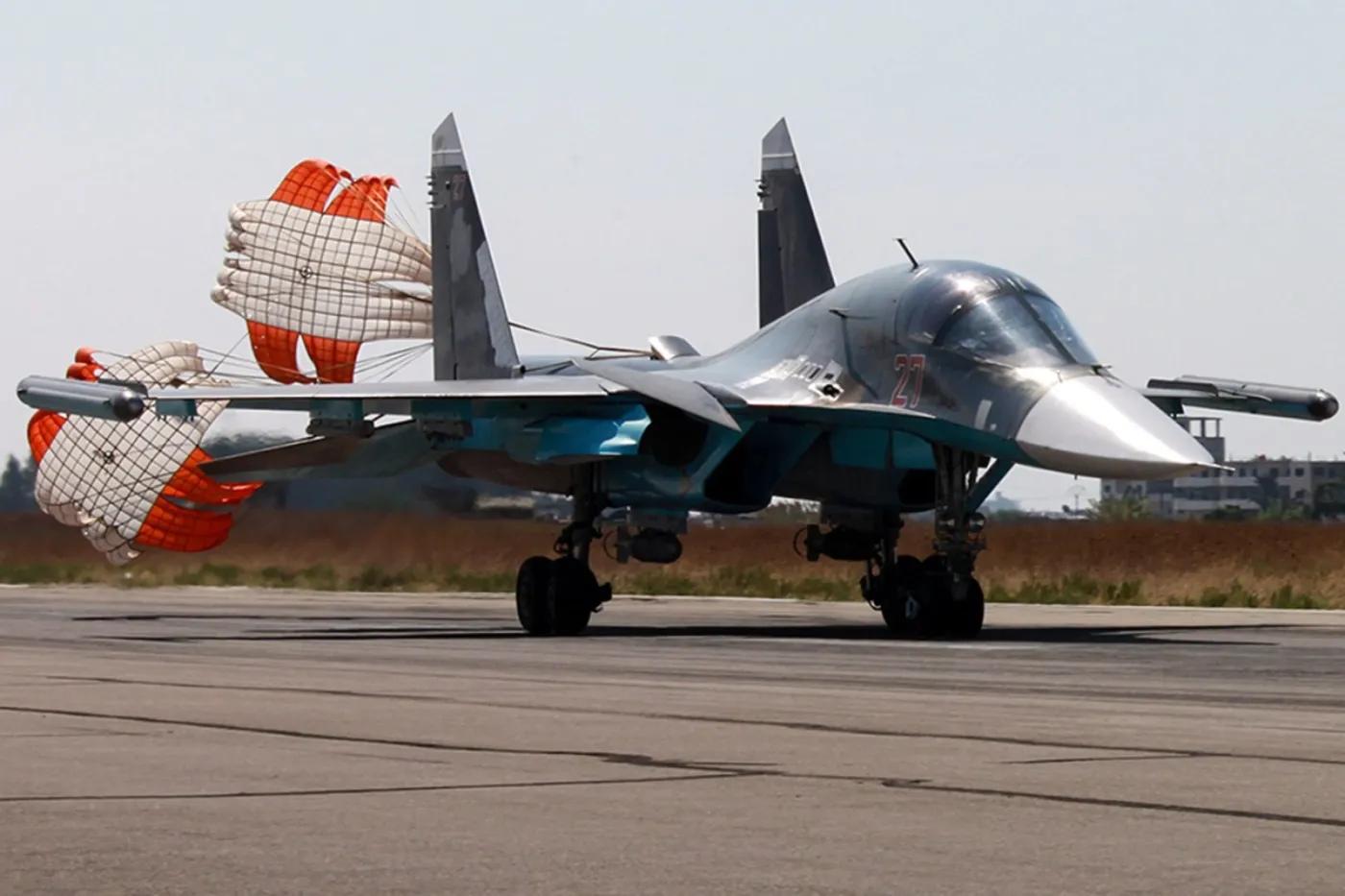 Rosyjski wielozadaniowy bombowiec  taktyczny SU-34, klasyfikowany również jako samolot myśliwsko-bombowy stacjonujący w bazie lotniczej w Chejmim, w pobliżu portowego miast Latakia. <br><br>fot. EPA/RUSSIAN DEFENCE MINISTRY PRESS SERVICE/HANDOUT Dostawca: PAP/EPA.