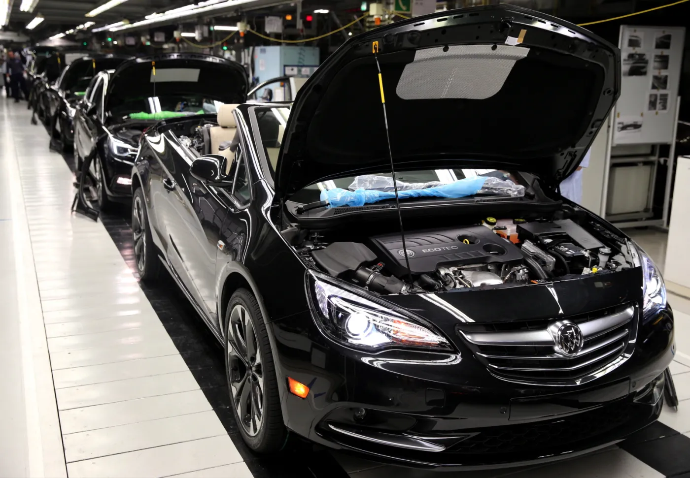 2385772-linia-produkcyjna-buick-cascada.jpg