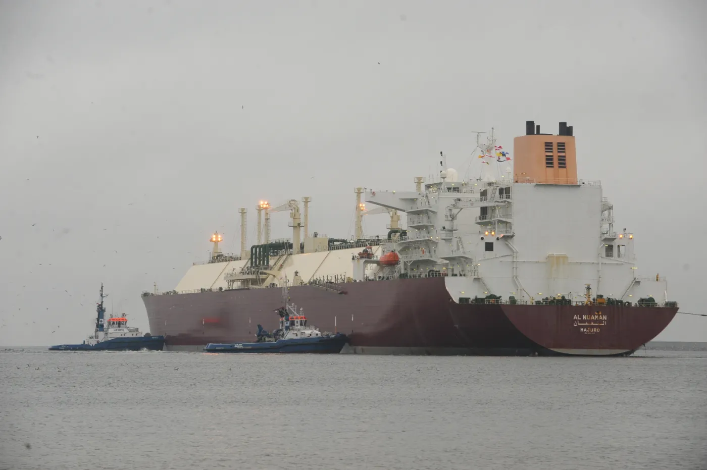 Metanowiec "Al Nuaman" z katarskim LNG wpływa do basenu portowego terminalu LNG w Świnoujściu