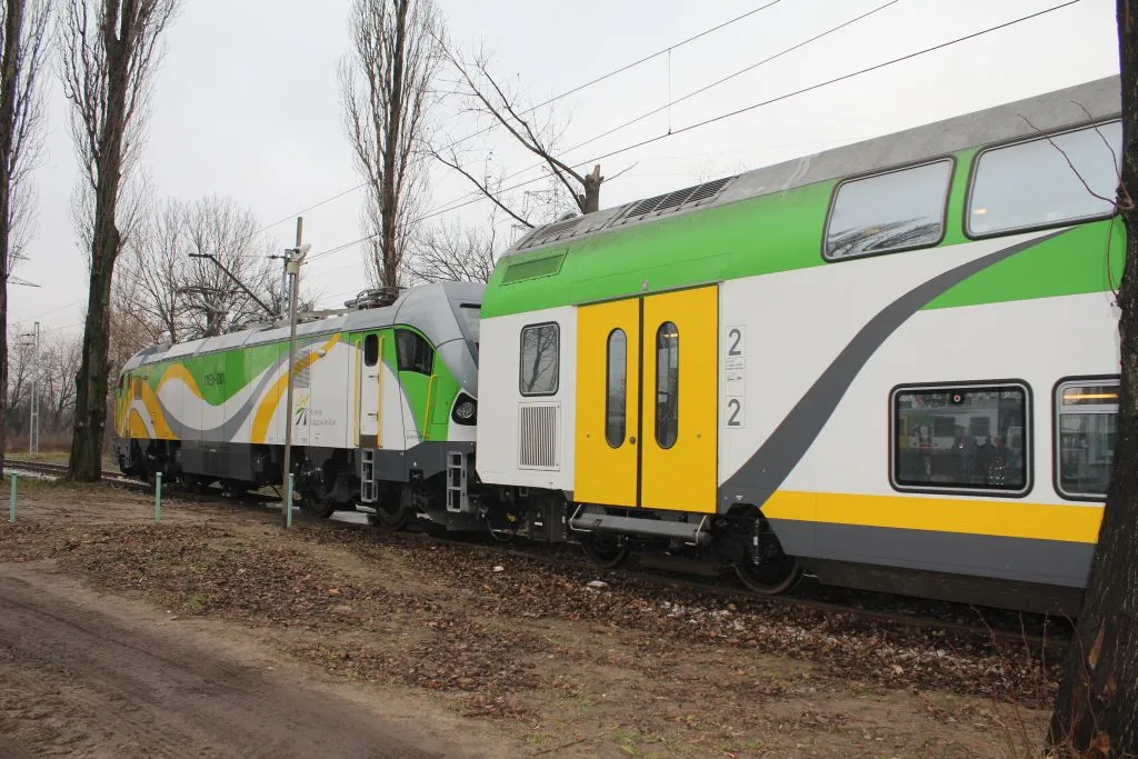 Zestaw mieszany - lokomotywa Gama Pesy i wagon środkowy Bombardiera