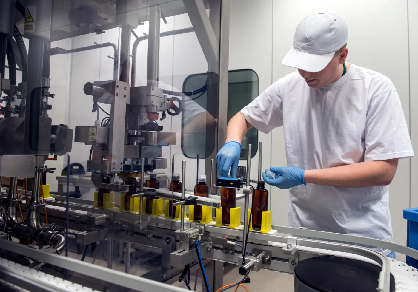 2445228-produkcja-kosmetykow-w-zakupionej.jpg