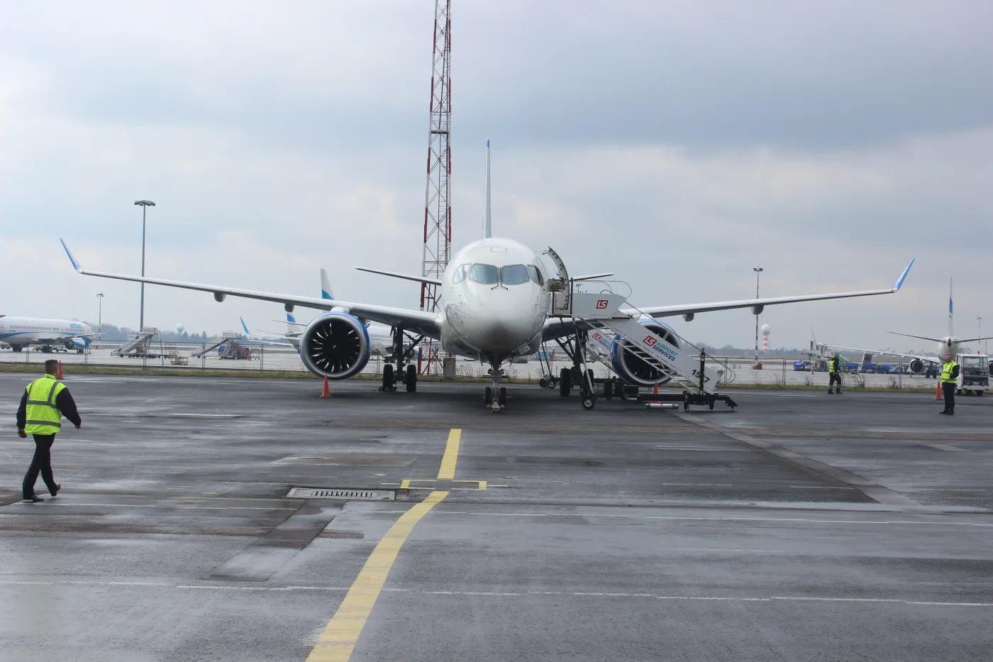 2497675-bombardier-cs100-ladowal-wczoraj.jpg