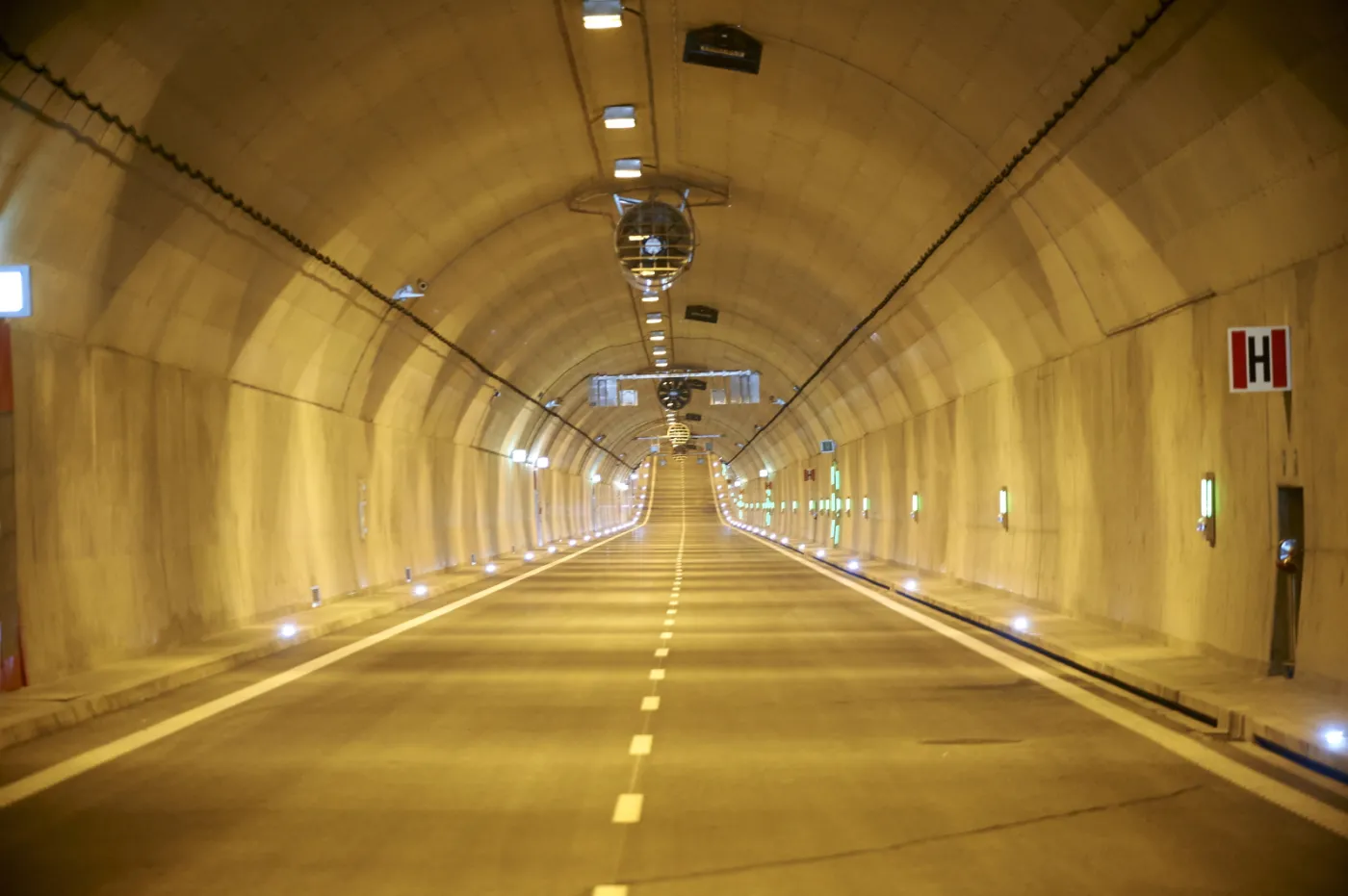 2511097-tunel-pod-martwa-wisla-w-gdansku.jpg