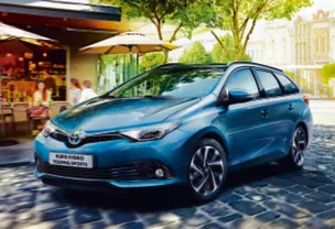 2512054-toyota-auris-hybrid-i-ford-mondeo.jpg
