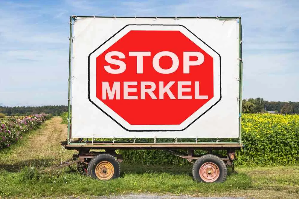 Niemcy odwracają się od Merkel. Uchodźcy zniszczą "Żelazną Kanclerz"?
