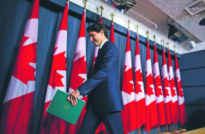 Kanada: Premier wyklucza zakaz burkini, policjantki mogą nosić hidżaby