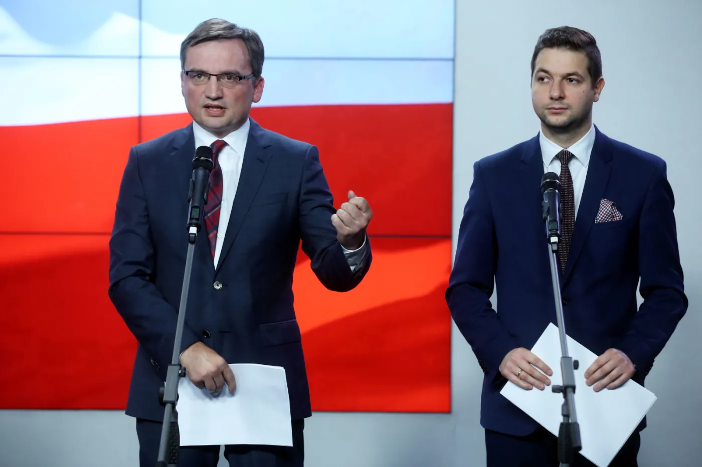 Zgodnie z zapowiedziami resortu sprawiedliwości komisja ma być „czymś znacznie więcej niż komisją śledczą”. Będzie mogła m.in. wezwać każdego obywatela do stawienia się przed jej obliczem pod groźbą kary finansowej. Takie regulacje wymagają, by korzystać z trybu przewidzianego w kodeksie postępowania karnego (k.p.k.). Komisja zarazem ma jednak wydawać decyzje administracyjne. Będzie więc działała w trybie procedury administracyjnej. Wydaje się, że pomysłodawcy sami do końca nie wiedzą, jak zgodnie z prawem powiązać ogrom uprawnień rodem z k.p.k. z administracyjną funkcją wywodzącą się z k.p.a.

