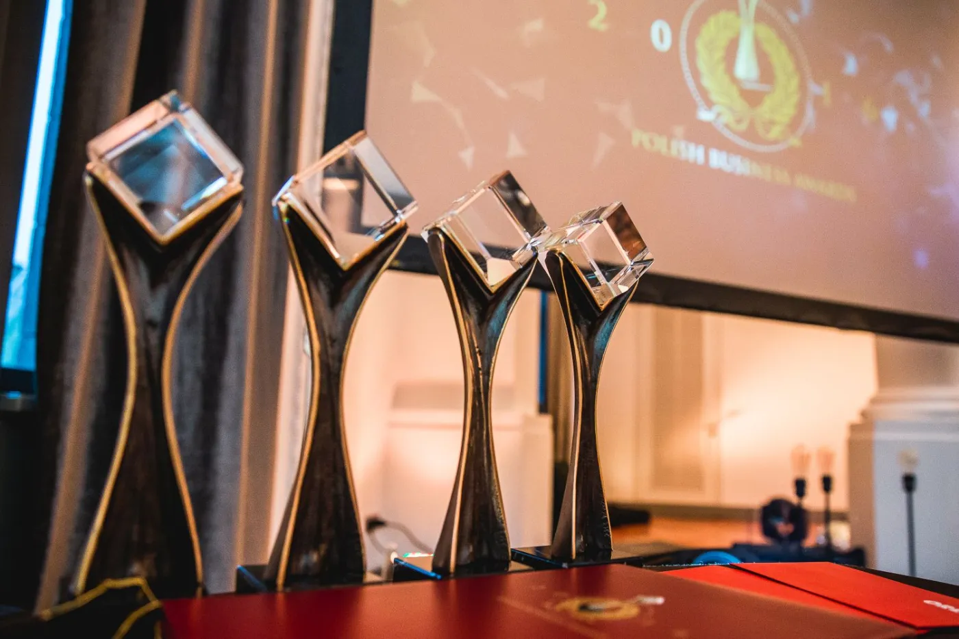 2730667-statuetki-polish-business-awards.jpg