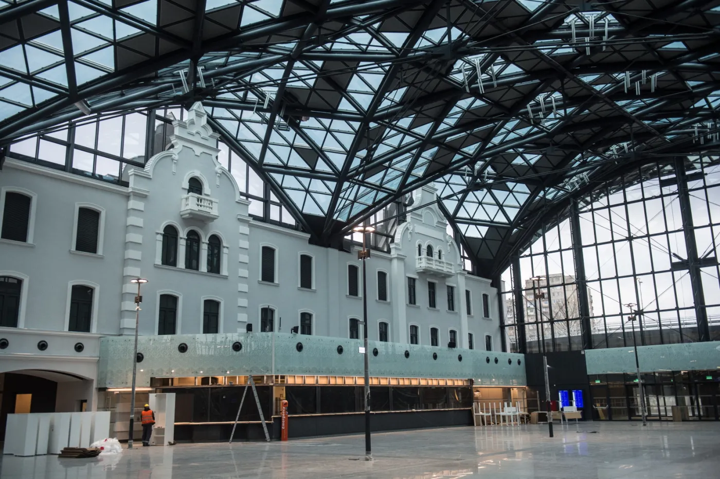 Która partia przyjedzie pierwszym pociągiem do Łodzi Fabrycznej? Żadna