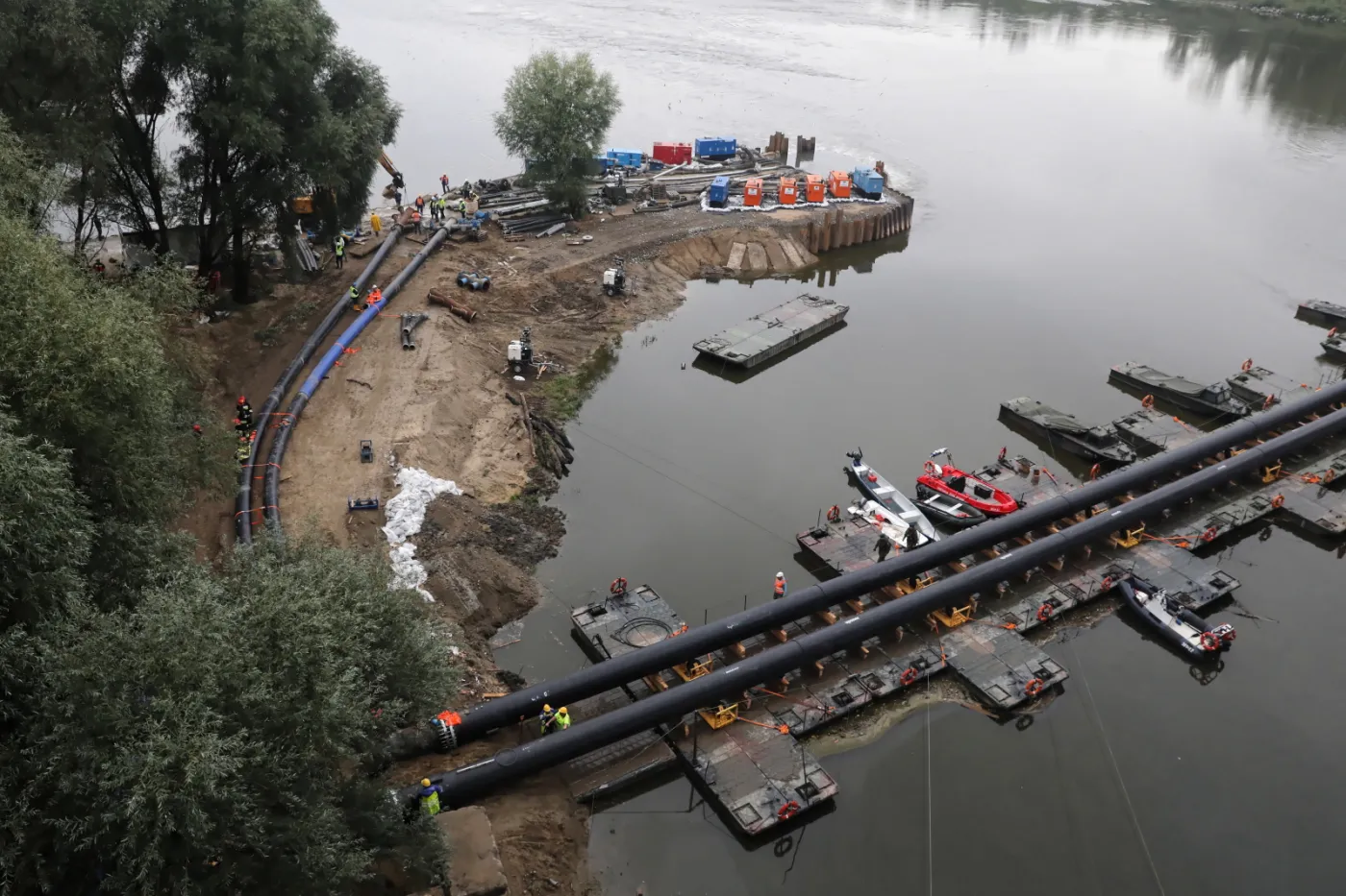 4310015-ukladanie-rurociagu-zastepczego.jpg