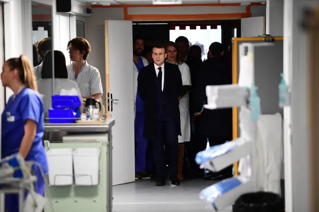 Macron: "Nadchodzi epidemia koronawirusa". Służby szukają pacjenta zero