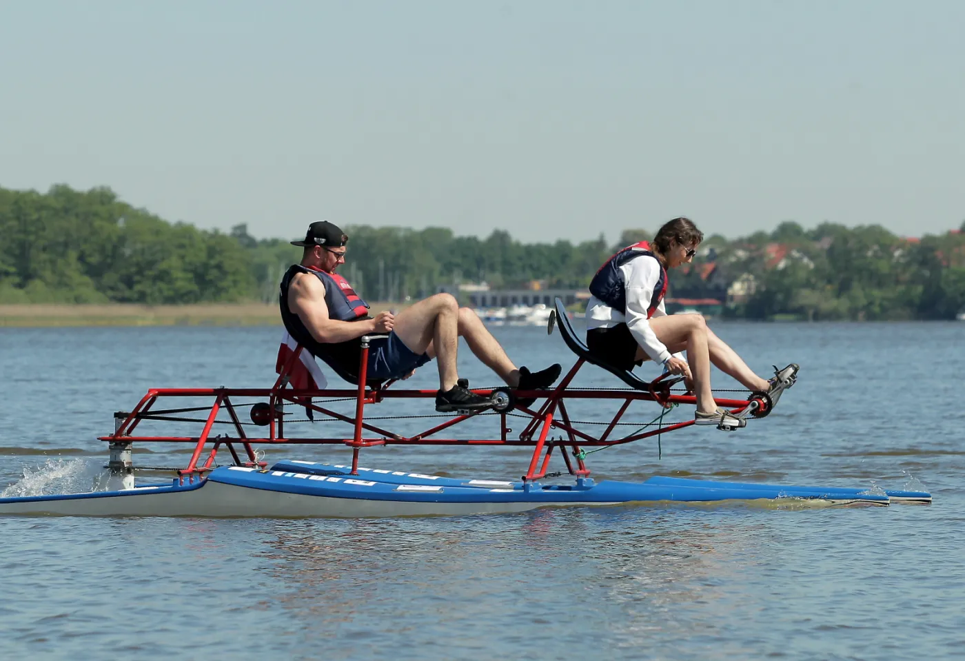 2956789-regatach-lodzi-napedzanych-sila.jpg