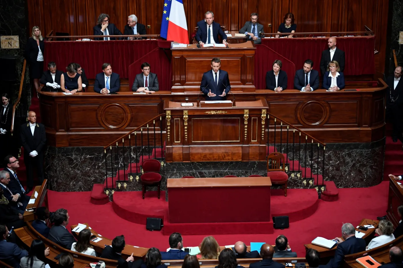 Zmniejszenie parlamentu i "radykalnie nowa droga". Jakich zmian we Francji chce Macron?