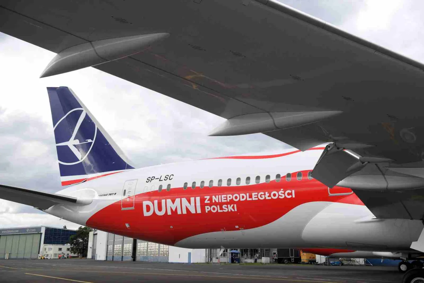 3377549-samolot-boeing-787-9-pomalowany.jpg