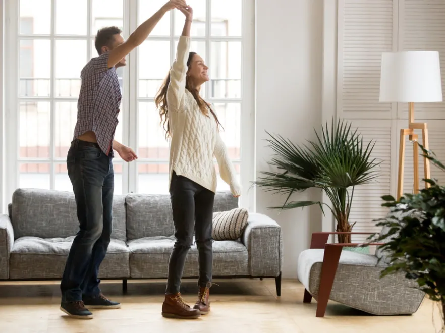 Taniec. Para. Nowe mieszkanie. Radość