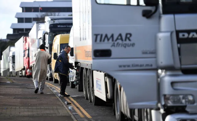 Brytyjskie media: Ponad 700 ciężarówek już opuściło Dover, ok. 5000 czeka na wyjazd