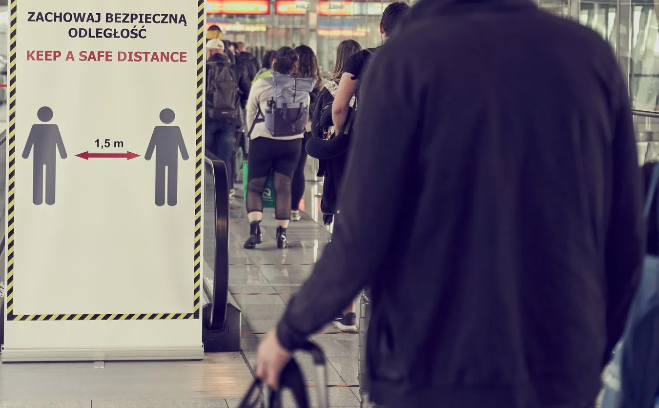 Certyfikat COVID-19. Przewodniczący KE, PE i Rady podpisali rozporządzenie