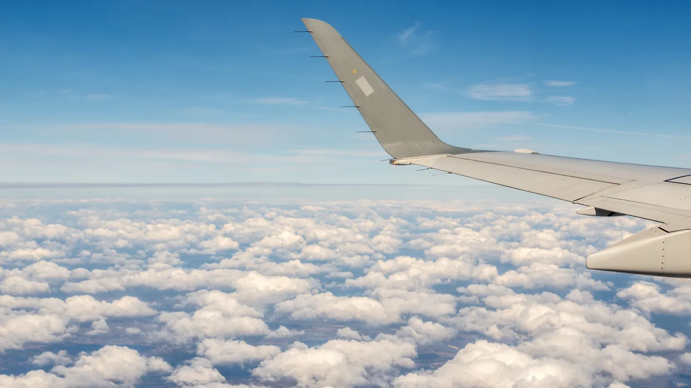 "Politico": UE domaga się cięć emisji CO2, ale zwiększa wydatki na prywatne loty dla urzędników