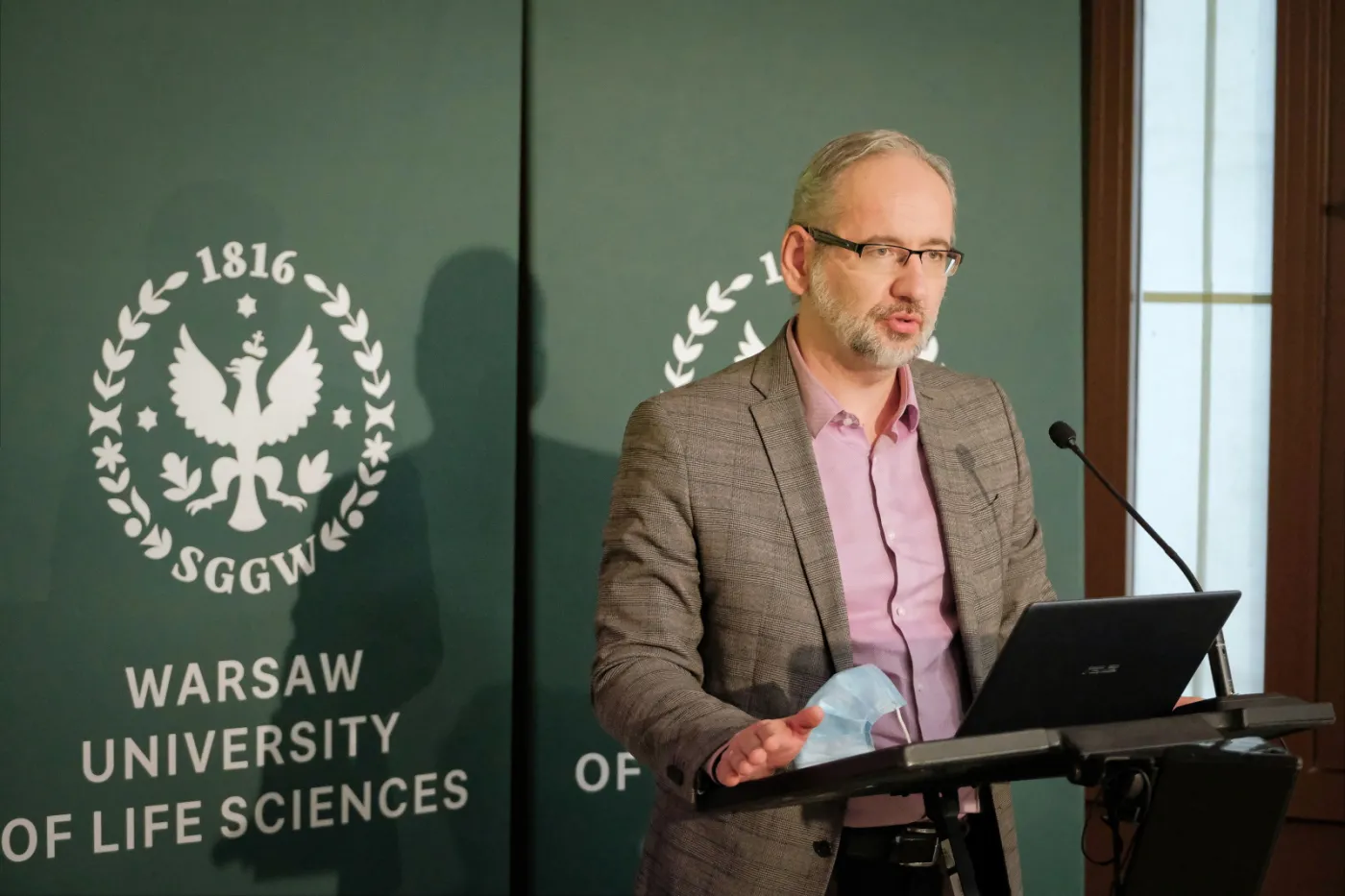 Szef MZ: Zarejestrowano 22 097 nowych zakażeń koronawirusem. Zmarły 592 osoby z COVID-19