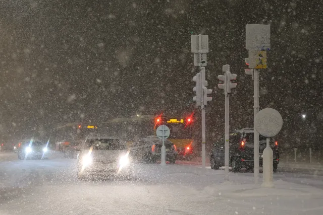 Burza śnieżna nad Warszawą. "Bardzo trudne warunki na drogach"