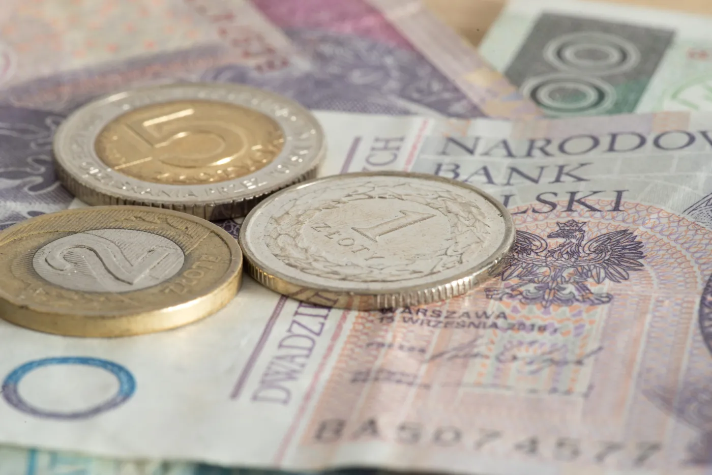 Kursy walut: Złoty w poniedziałek rano zyskiwał do dolara i franka szwajcarskiego