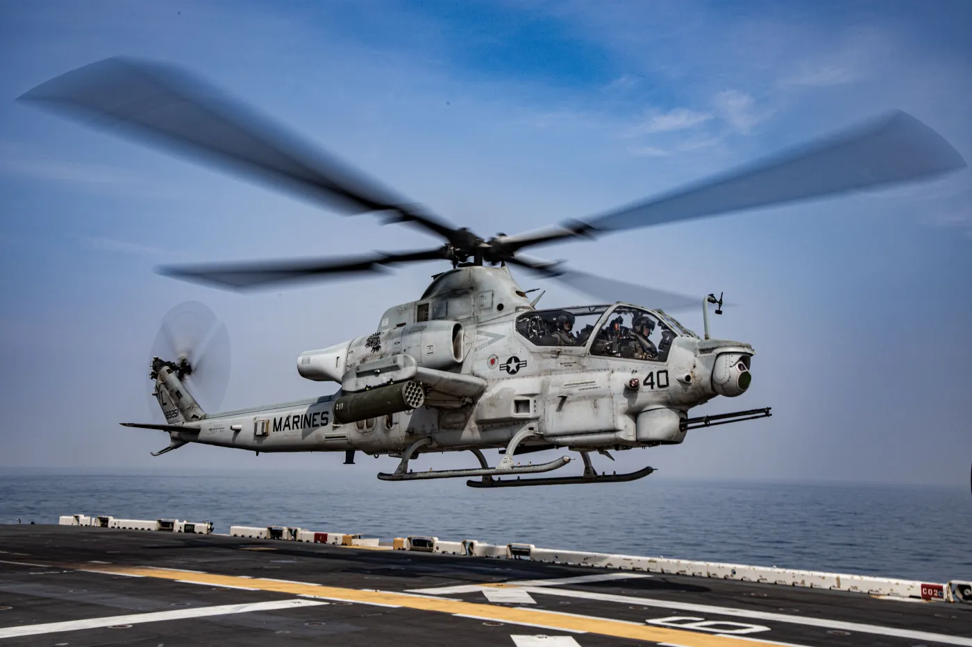 Śmigłowce AH-1 są nadal używane przez wojsko Stanów Zjednoczonych. Śmigłowce służą w United States Marine Corps (USMC). Na zdjęciu śmigłowiec AH-1Z Venom lądujący na okręcie USS Makin Island (LHD 8).