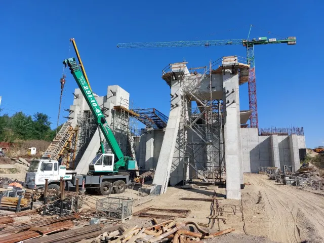 Tak się buduje na S7 najdłuższą w Polsce estakadę. Ponad półtora  kilometra na wysokości dwudziestu metrów! [ZDJĘCIA]