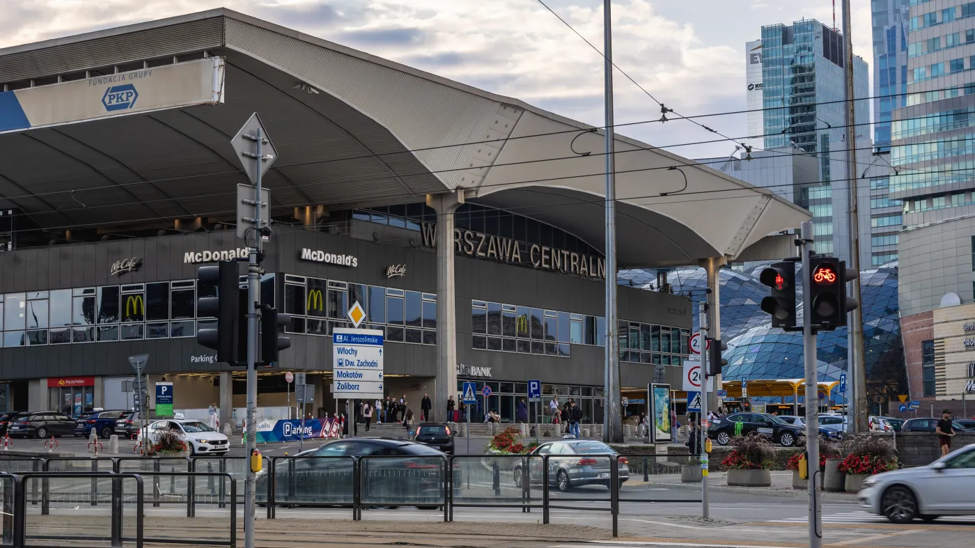 Warszawa Centralna stacja kolejowa Dworzec Kolejowy kolejnictwo kolej PKP budynek transport