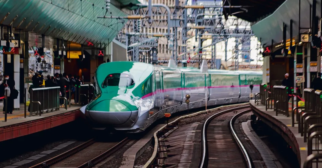 Pociąg Shinkansen opuszcza dworzec w Tokio