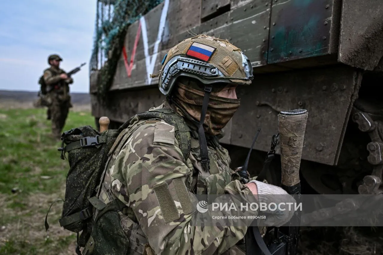 Rosyjski spadochroniarz ze zdobycznym amerykańskim BWP Bradley.