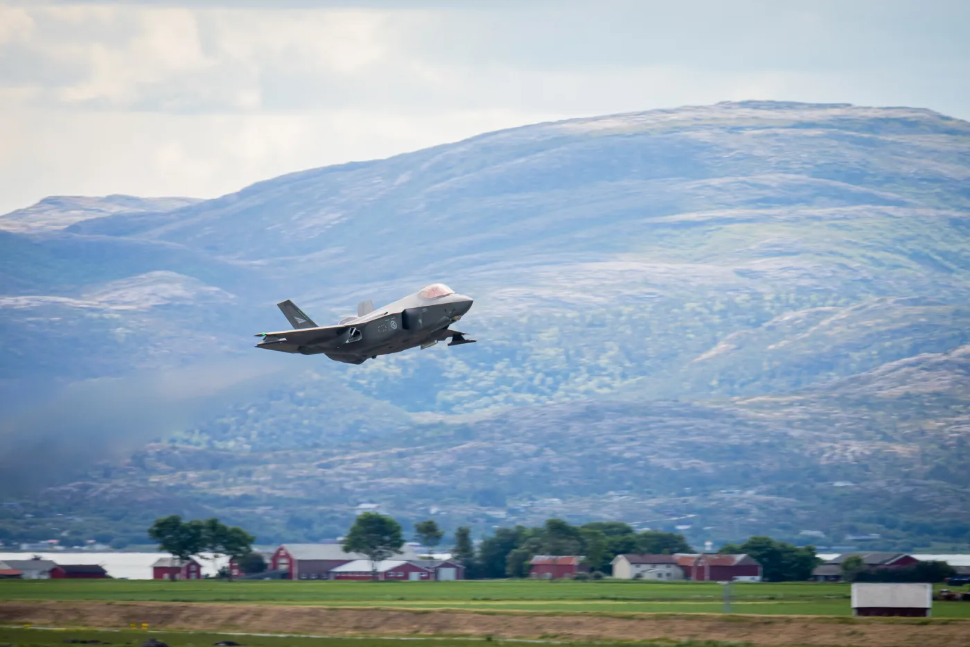 Rosyjskie bombowce i myśliwce w Arktyce. Norwegia poderwała dwa F-35