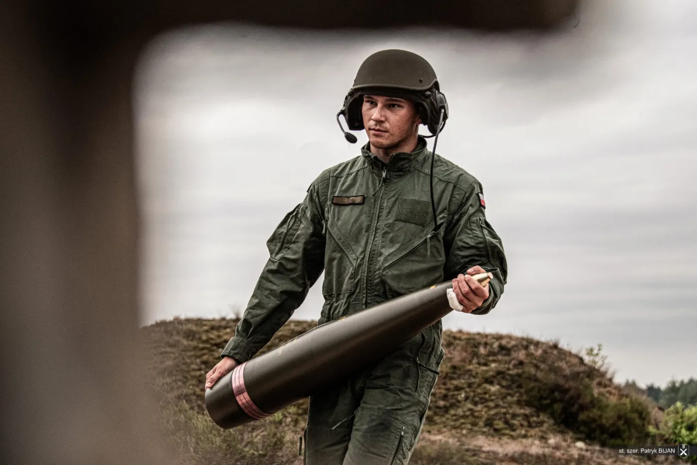 Żołnierz niosący nabój kal. 155 mm.