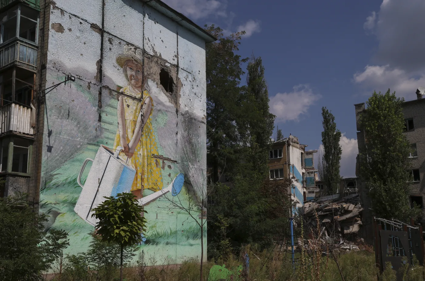 Uszkodzony mural w pobliżu linii frontu w obwodzie donieckim na Ukrainie