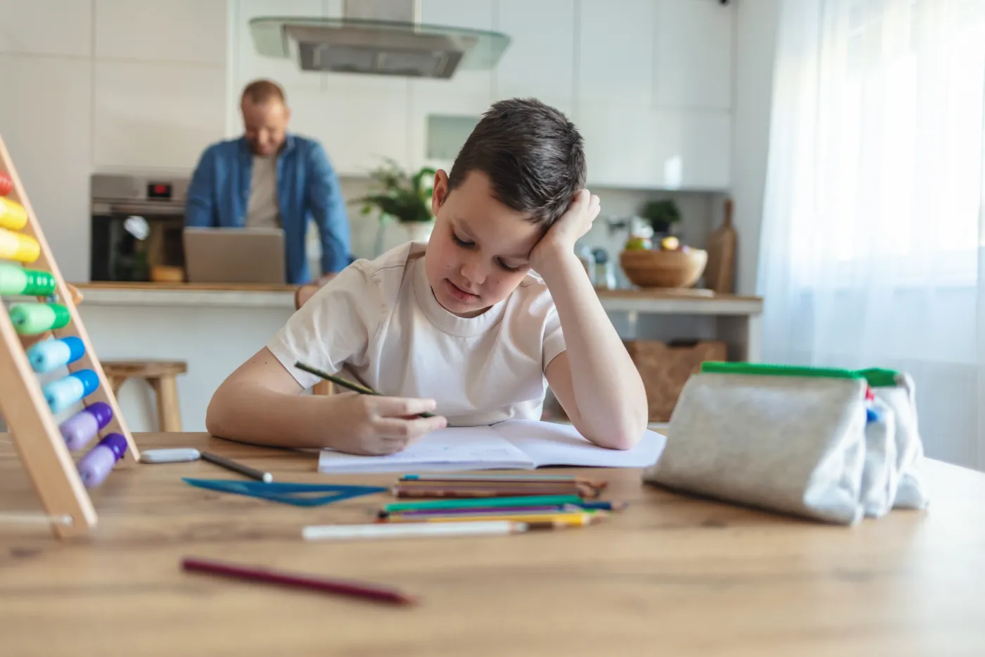 Zakaz prac domowych w szkołach. Eksperci alarmują: uczniowie uczą się coraz mniej. MEN planuje zmiany [AKTUALIZACJA]