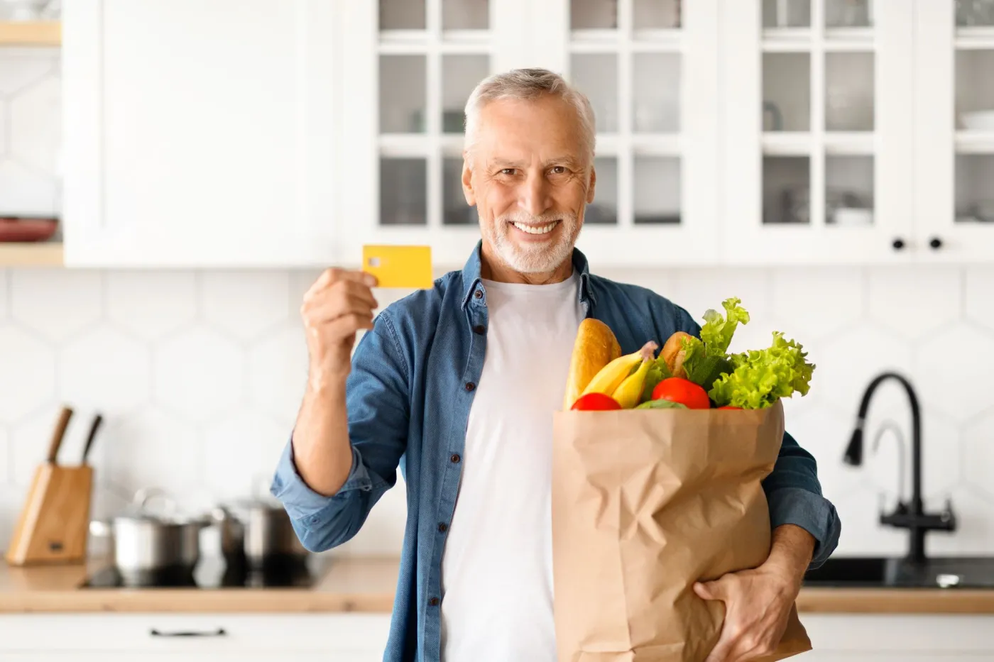 Wielkie świąteczne zniżki 2025. Masz te karty? Zapłacisz mniej w sklepach przed Bożym Narodzeniem 2025