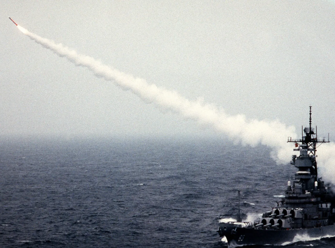 Amerykański pancernik USS Missouri odpala rakietę Tomahawk