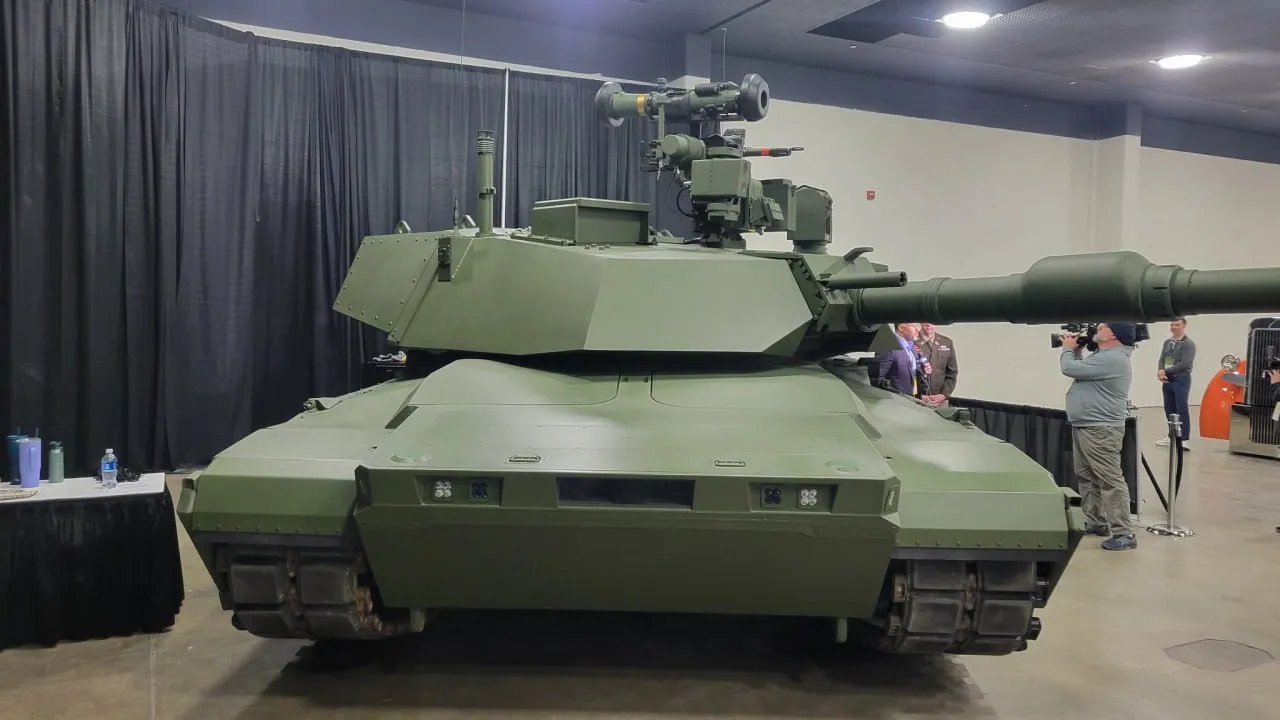 M1A3 Abrams z dobrze widoczną wieżą.