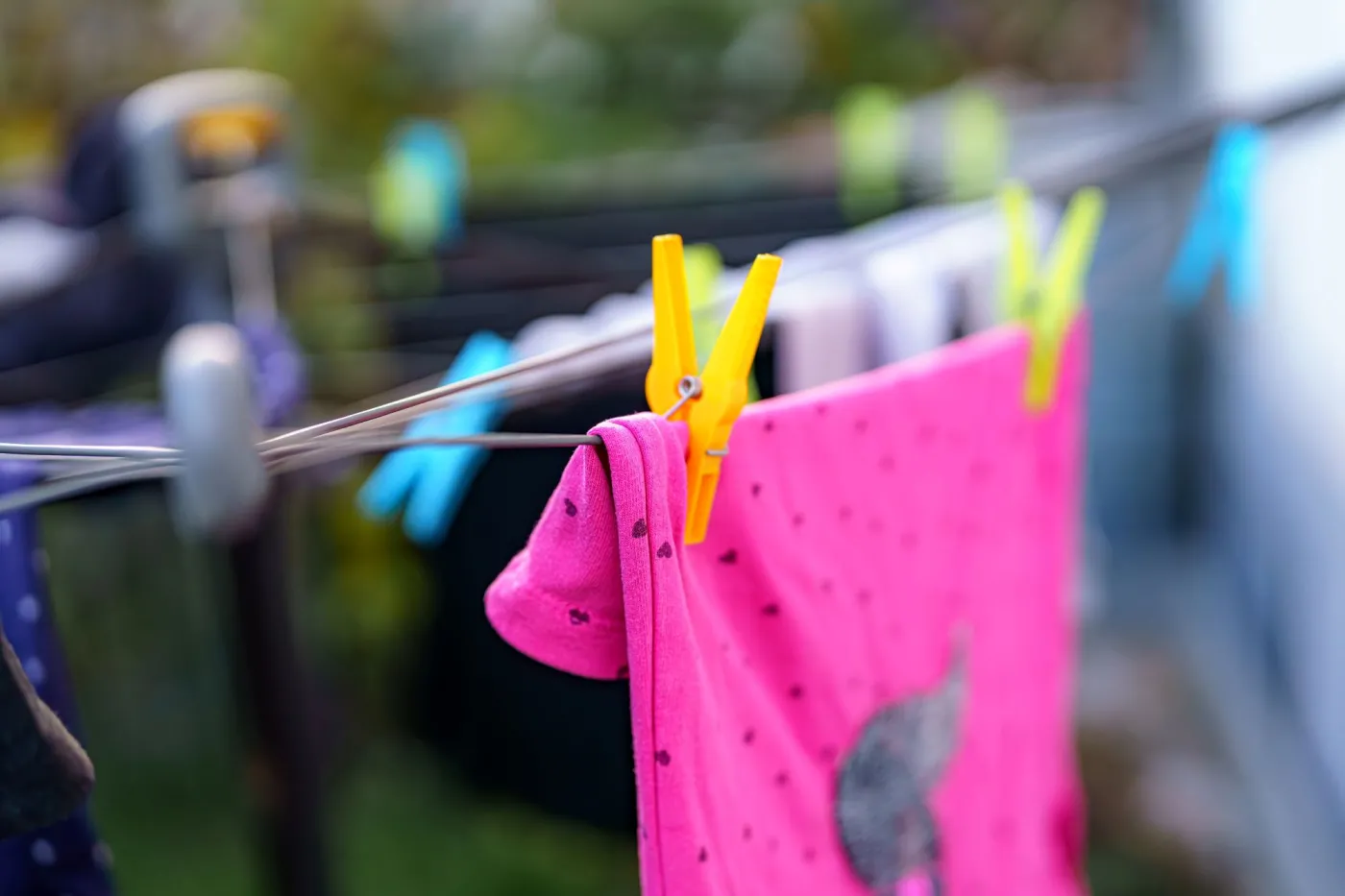 Gdzie wyrzucić zniszczoną bieliznę, dziurawe skarpetki, sprany T-shirt? Segregacja tekstyliów w praktyce bywa trudna