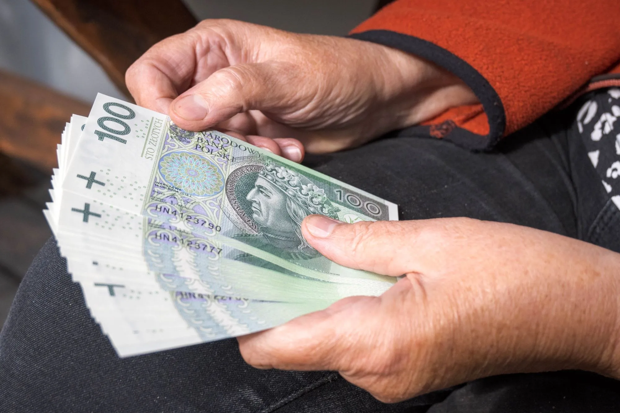 Coraz więcej stulatków. Już tylu Polakom ZUS wypłaca świadczenie honorowe