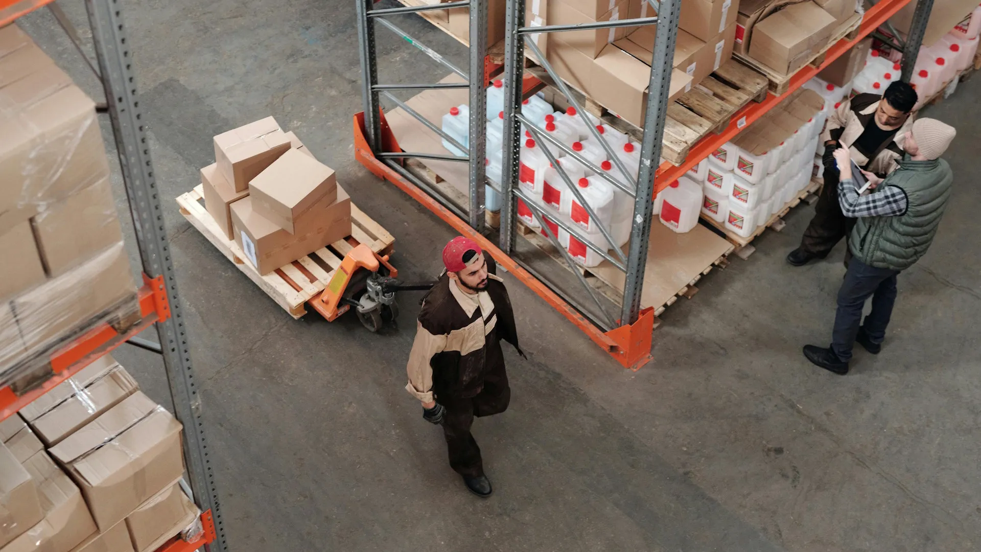 Sezonowe szczyty sprzedażowe w e-commerce - gdzie kończy się własna logistyka i zaczyna sens outsourcingu?