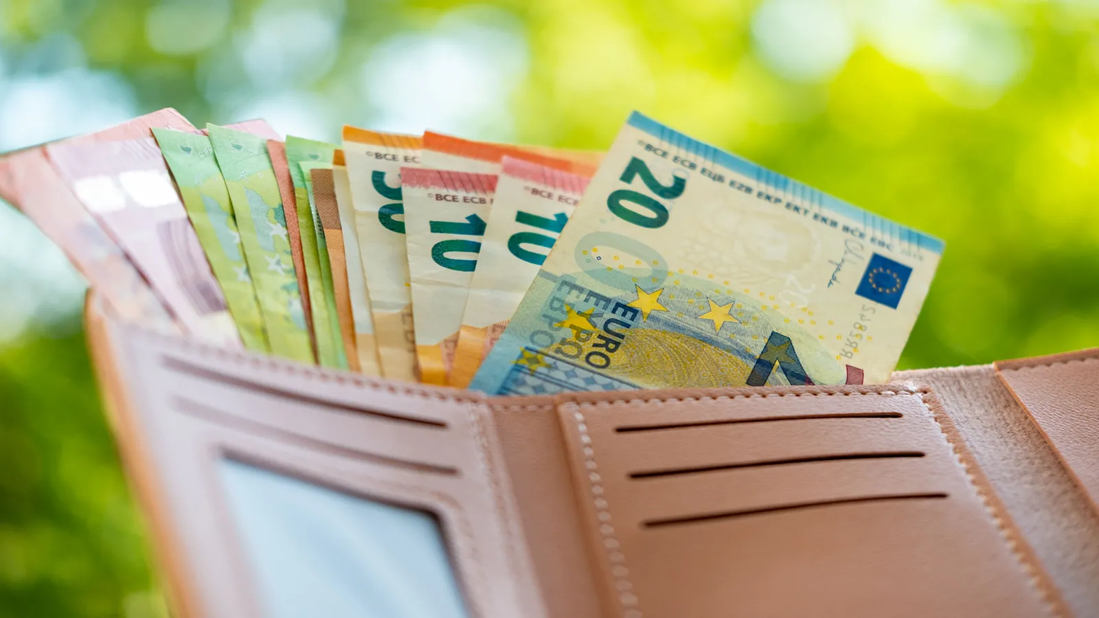 Raport z rynku walut: Amerykańska waluta zyskuje na jastrzębim Fedzie, a złoty słabnie, mimo iż dane z gospodarki są dobre