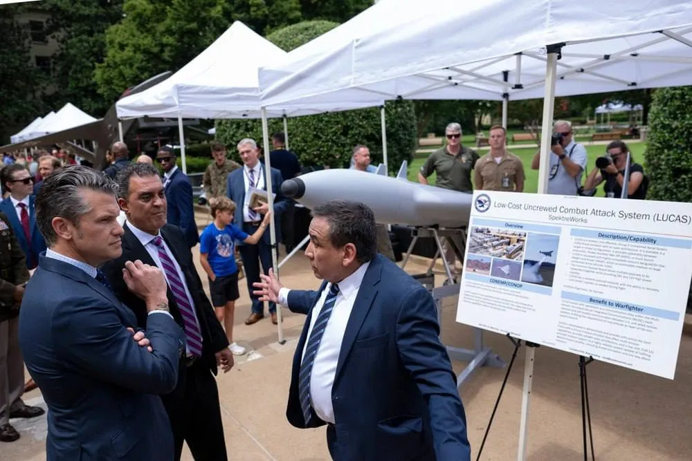 Sekretarz Obrony USA ogląda LUCASa