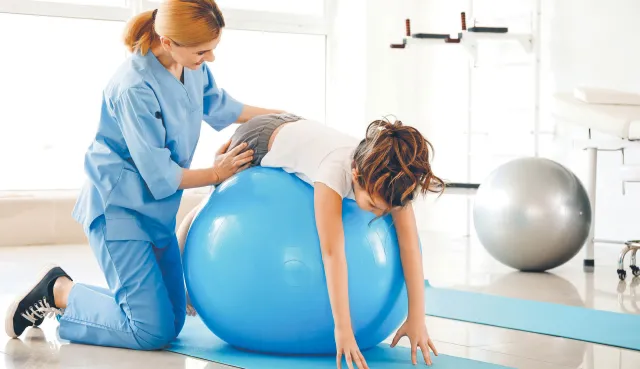 Wsparcie finansowe dla opiekunów osób niepełnosprawnych. Sprawdź, na jakie świadczenia możesz liczyć w 2026 roku