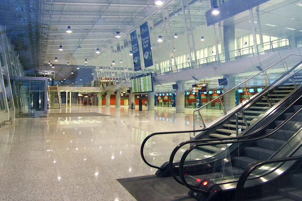 1439143-terminal-na-miedzynarodowym-lotnisku.jpg