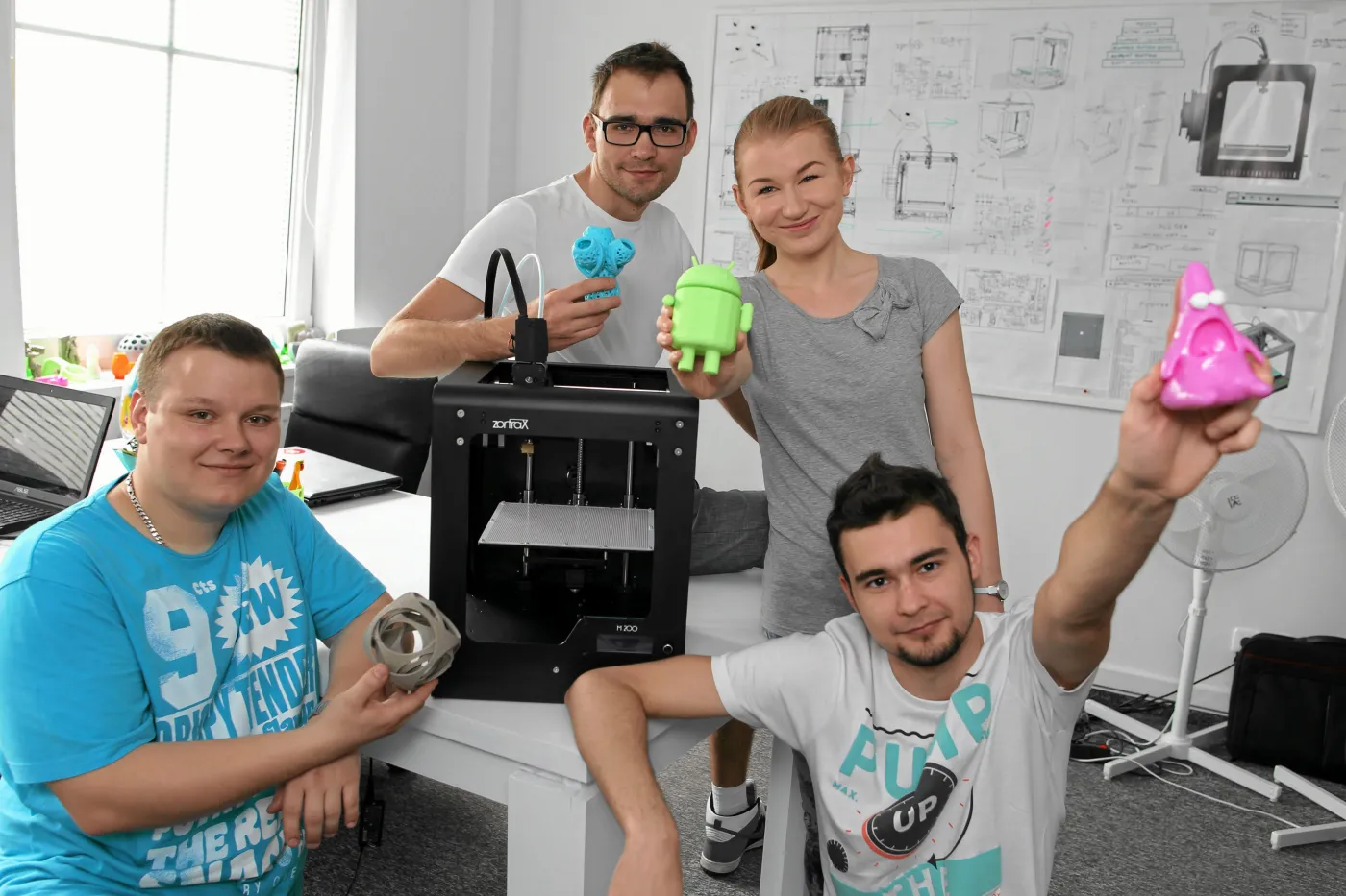 Grzegorz Wisniewski , Rafal Tomasiak ( w okularach ) Karolina Boladz ( a z kreska i l z kreska) , Radoslaw Tomasiak - czlonkowie grupy Gadgets 3D zajmujacej sie drukowaniem trojwymiarowym . Fot. Przemyslaw Skrzydlo / Agencja Gazeta