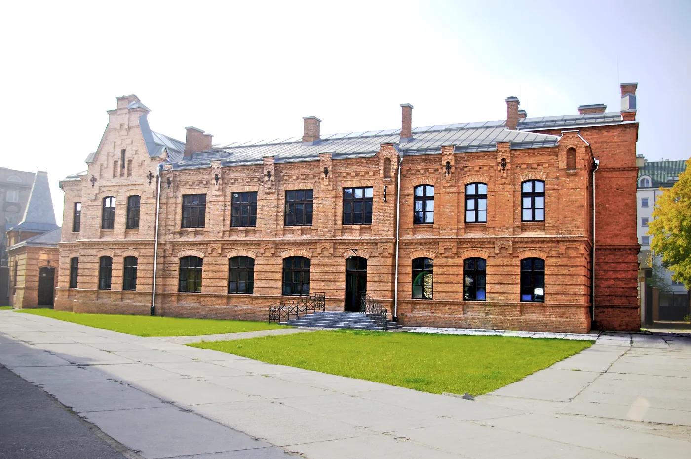 1700770-budynek-biurowy-glowny-przy-fabryce.jpg
