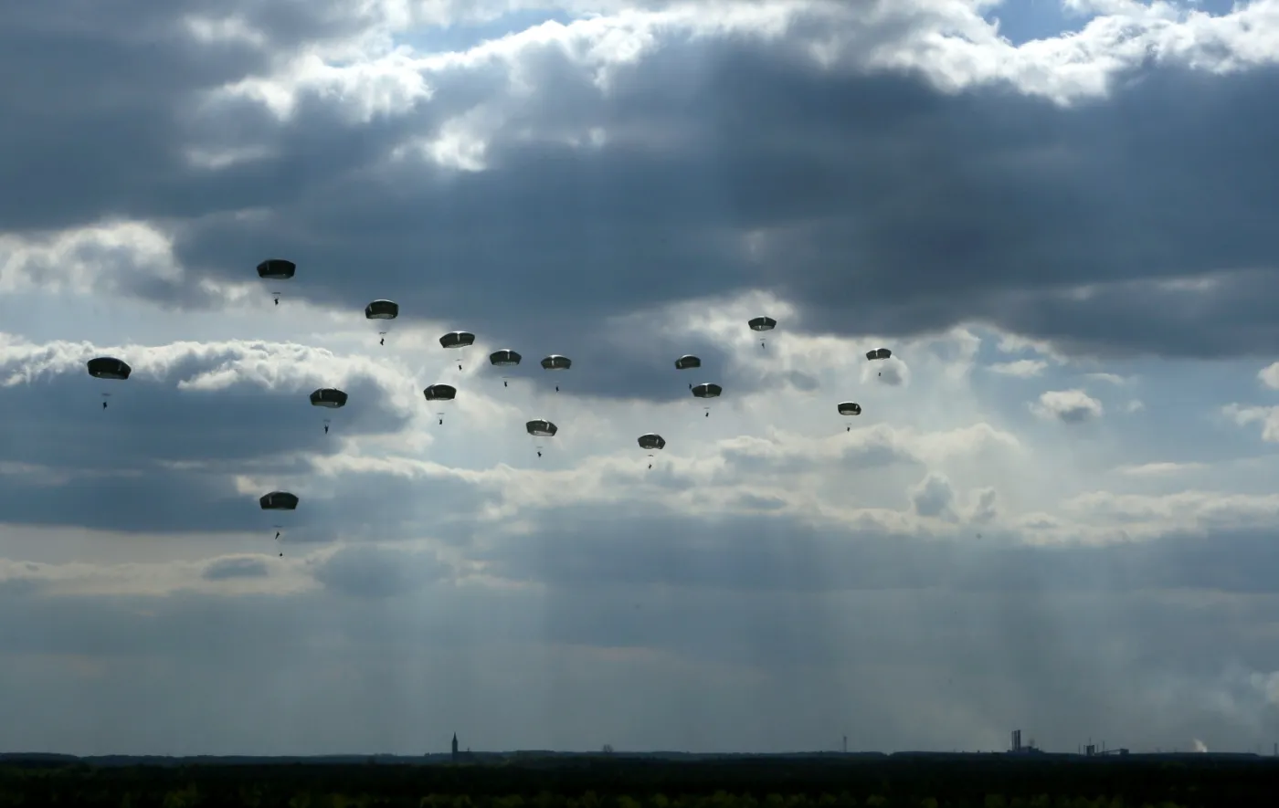 Wojskowy desant nad Polską: Amerykanie i Kanadyjczycy ćwiczą na Pustyni Błędowskiej [ZDJĘCIA]