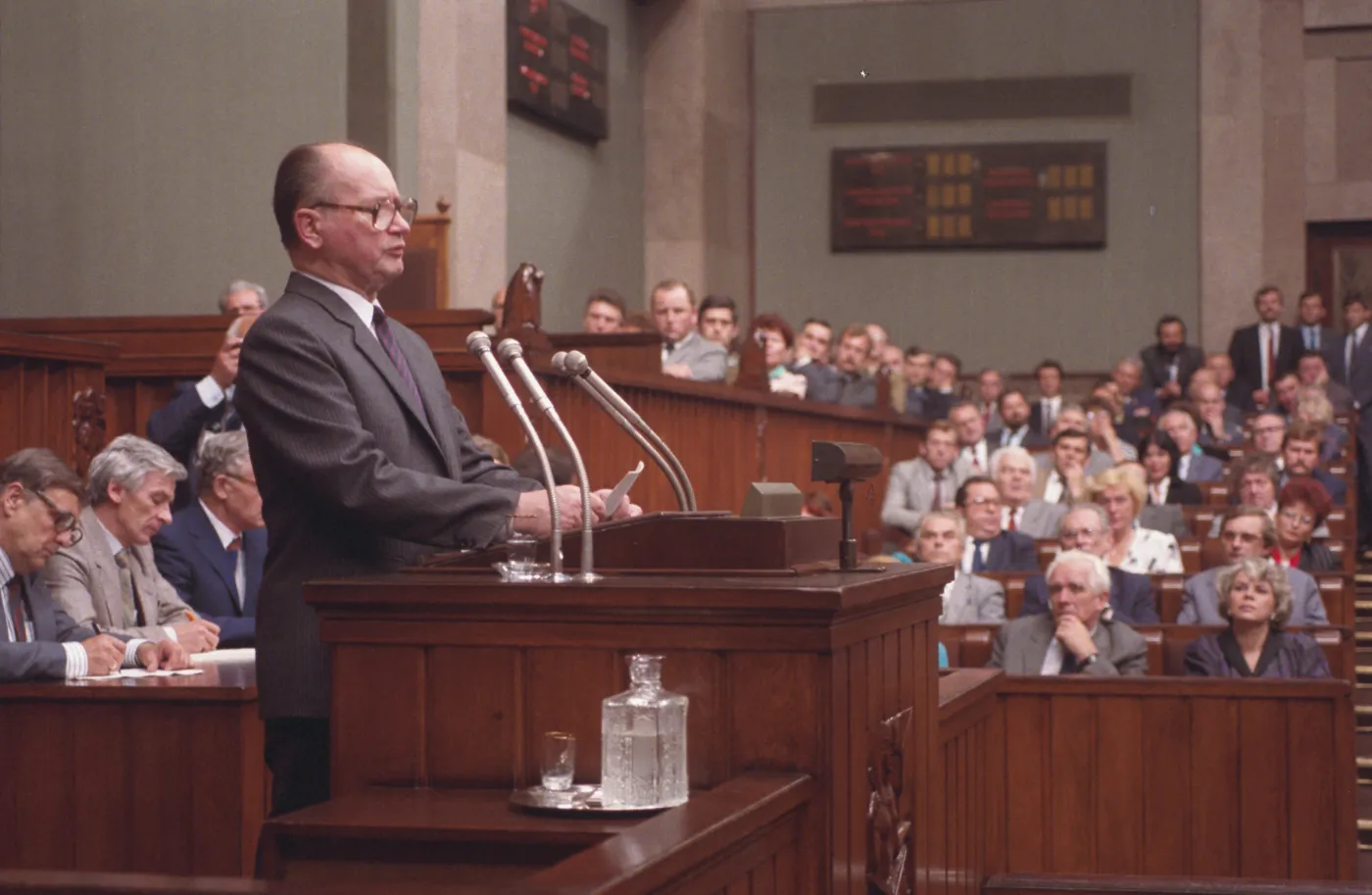 31 grudnia 1989 r. -– prezydent Wojciech Jaruzelski zatwierdza ustawy z planu Balcerowicza