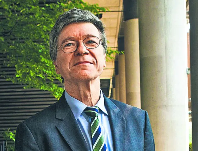 Jeffrey Sachs amerykański ekonomista. Zasłynął w połowie lat 80., gdy stworzył dla rządu Boliwii plan walki z hiperinflacją. W 1989 r. został doradcą „Solidarności”, która odniosła sukces w wyborach do sejmu kontraktowego. Uchodzi za pomysłodawcę terapii szokowej, pakietu radykalnych reform prorynkowych, które znalazły wyraz w postaci planu Balcerowicza. Sachs doradzał potem innym rządom regionu. Pod koniec lat 90. trafił do Afryki i tam odkrył problem biedy, który stał się motywem przewodnim jego dalszej kariery naukowej i poczytnych książek. Dziś 59-letni ekonomista jest dyrektorem Instytutu Ziemi na Columbia University w Nowym Jorku. fot. Wojtek Górski