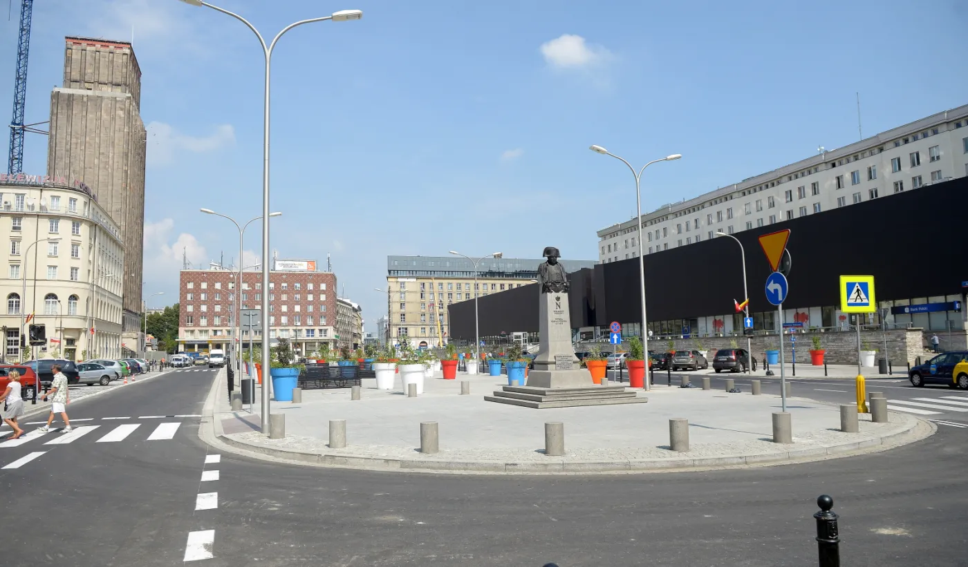 1873482-plac-powstancow-warszawy-po-remoncie.jpg